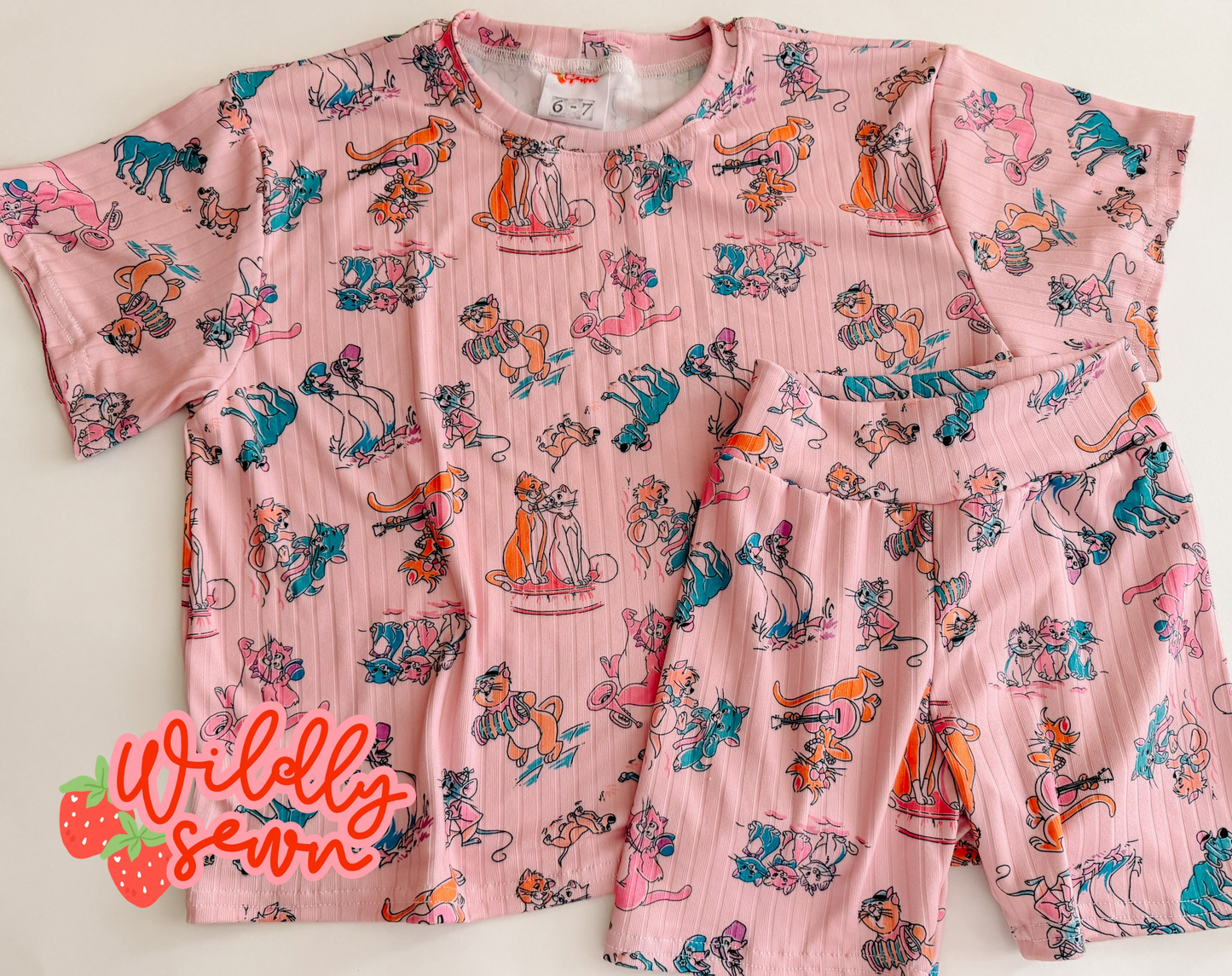 Size 6/7 oversized tee and size 6 bikers - cats
